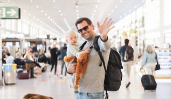 父亲旅行孩子持有婴儿婴儿男孩机场终端等待董事会飞机挥舞着再见旅行孩子们概念