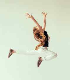女孩跳跃空气
