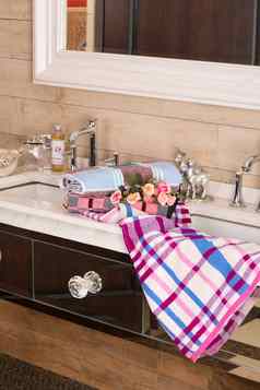 垂直拍摄格子粉红色的白色毛巾浴室水槽
