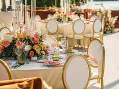婚礼宴会概念椅子轮表格客人服务卡特勒花陶器覆盖桌布