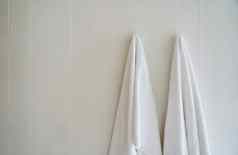 白色毛巾挂酒店淋浴房间