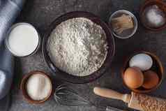 准备烘焙鸡蛋糖牛奶面粉盐酵母滚动销搅拌厨房表格