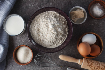 准备烘焙鸡蛋糖牛奶面粉盐酵母滚动销搅拌厨房表格