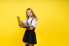金发女郎孩子女孩柔和的黄色的墙背景童年生活方式概念