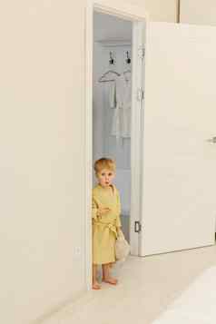 小男孩黄色的浴袍玩具手浴室
