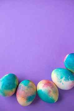 复活节作文色彩斑斓的鸡蛋购物车木兔子春天花紫色的背景横幅复制空间