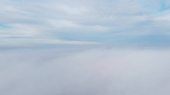 天空云雾空中无人机视图蓝色的天空白色云雾运动