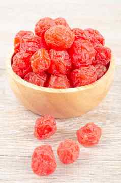 干红色的李子水果保存水果中国人李子木碗木背景