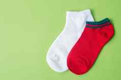 红色的白色颜色袜子绿色背景