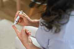 高级女人葡萄糖计测量监控血水平医疗保健糖尿病糖尿病治疗