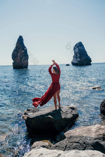 女人夏天旅行海快乐旅游长红色的衣服享受采取<strong>图片</strong>在户外记忆女人旅行者摆<strong>姿势</strong>海滩海包围火山山分享旅行冒险