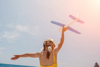 孩子玩玩具飞机孩子们梦想旅行飞机快乐孩子女孩有趣的夏天假期海山在户外活动背景蓝色的天空生活方式时刻