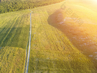 空中视图绿色小麦场路山农村场小麦吹风日落耳朵大麦作物自然农<strong>学行</strong>业食物生产