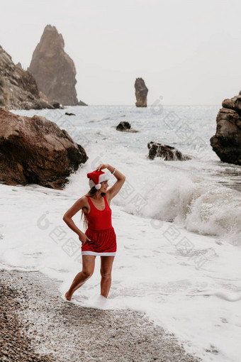 女人夏天旅行海快乐旅游红色的比基尼圣诞老人他享受采取图片在户外记忆女人旅行者摆姿势海滩包围火山山分享旅行快乐
