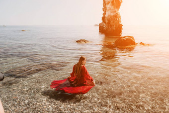 女人旅行海快乐旅游红色的衣服享受采取图片在户外记忆女人旅行者摆姿势岩石海湾包围火山山分享旅行冒险旅程