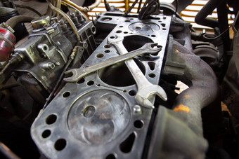 梅塞德斯柴油引擎修复手机械师修复梅塞德斯部分拆卸引擎