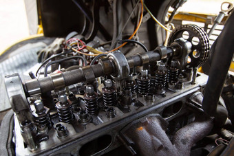 梅塞德斯柴油引擎修复手机械师修复梅塞德斯部分气体分布机制燃料系统车