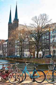 自行车停阿姆斯特丹的市中心中心