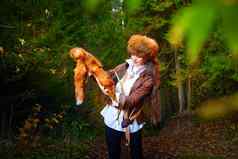 女孩皮革夹克大红色的狐狸皮毛他皮肤狐狸杀了亨特森林秋天女模型提出了令人难以置信的皇家女猎人自然亨特照片拍摄