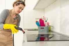 房子清洁女孩刷蒸汽清洁工厨房白色电子比喻蒸汽手套清洁表面光厨房