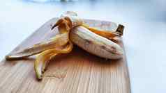 香蕉开放皮木董事会白色背景成熟的香蕉皮关闭美味的甜蜜的水果甜点