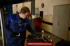 汽车机械师统一的工作工具检查解除车提升机检查表保修修复汽车车间车库