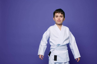 迷人的自信合气道摔跤手高加索人少年白色和服孤立的紫色的背景复制空间东方武术艺术概念