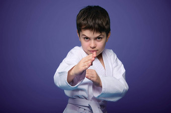 自信强大的孩子合气道战斗机练习武术技能紫色的背景广告复制空间东方武术艺术实践概念