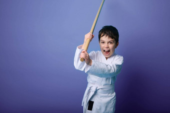 肖像孩子男孩合气道摔跤手穿传统的武士袴和服学习战斗竹子山羊的血合气道学习概念
