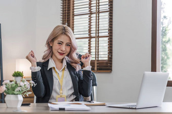 年轻的快乐业务女人办公室工人感觉兴奋提高手赢得在线移动PC庆祝专业成<strong>就好</strong>在线结果聘请了批准工作