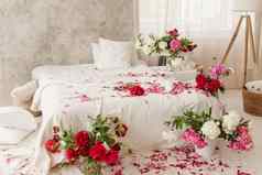 大白色床上明亮的房间装饰花瓶明亮的牡丹卧室室内装饰春天粉红色的花