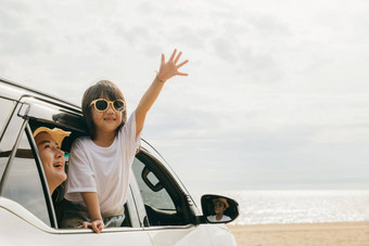 父亲妈妈。孩子微笑有趣的坐着紧凑的白色车窗户提高手波<strong>再见再见</strong>