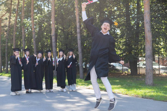 快乐年轻的高加索人男人。庆祝毕业人群学生毕业生在户外