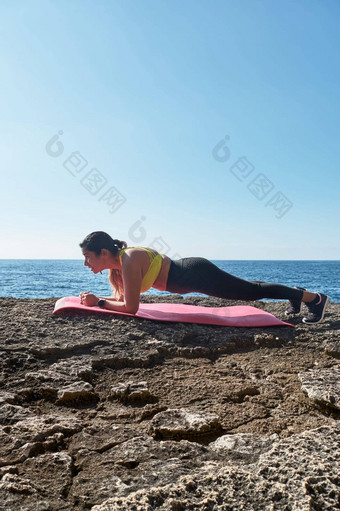 拉丁女人中年黄色<strong>的</strong>前黑色<strong>的</strong>紧身裤培训物理练习板材ABS攀岩者<strong>的</strong>一步<strong>燃烧卡路里</strong>保持适合在户外海蓝色<strong>的</strong>天空一天阳光明媚<strong>的</strong>冬天蓝牙耳机聪明<strong>的</strong>看记录培训