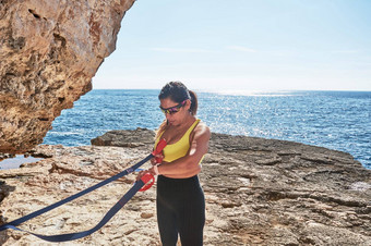 拉丁女人中年穿运动服装培训物理练习板材仰卧起坐攀岩者<strong>的</strong>一步<strong>燃烧卡路里</strong>保持适合在户外海穿耳机聪明<strong>的</strong>看