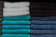 集桩堆放蓝色的颜色织物毛巾对象卫生浴室概念关闭