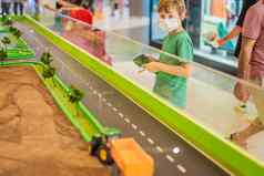 可爱的可爱的孩子玩玩具远程控制购物中心快乐孩子男孩有趣的休闲生活方式孩子们概念