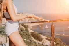 健身女人海户外锻炼健身橡胶乐队公园海滩女健身瑜伽例程概念健康的生活方式快乐适合女人锻炼橡胶乐队公园
