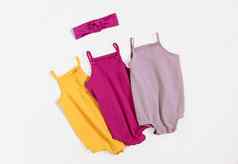 可爱的孩子们夏天装婴儿背心紧身衣裤黄色的粉红色的淡紫色颜色头配件前视图平躺白色