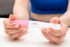 关闭女人持有积极的怀孕测试
