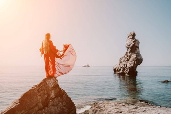 女人旅行海年轻的快乐女人长红色的衣服摆姿势海滩海背景火山岩石冰岛分享旅行冒险<strong>旅程</strong>