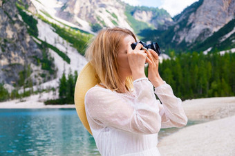 有吸引力的年轻的女人采取照片山湖