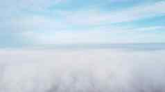 天空云雾空中无人机视图蓝色的天空白色云雾运动