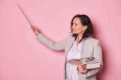 自信中间岁的女人学校老师教授点指针复制空间粉红色的墙解释教训