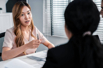 年轻的女亚洲候选人留下深刻印象面试官主管