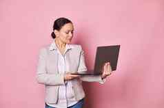 自信中间岁的浅黑肤色的女人女人程序员业务老板销售经理招聘人员移动PC粉红色的背景