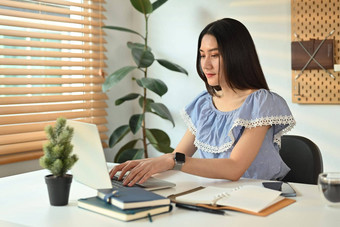年轻的女企业家聊天客户端在线移动PC电脑工作在线市场营销首页办公室