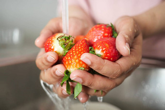 新鲜的草莓洗手