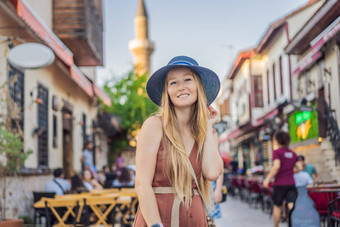 快乐女人旅游背景街安塔利亚女旅游旅行者发现有趣的的地方受欢迎的景点走城市卡莱奇安塔利亚火鸡突厥语