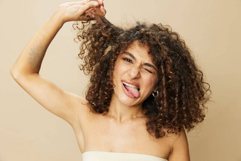 女人库姆斯卷曲的非洲式发型头发<strong>木梳</strong>子首页美护理样式产品头发损失科维德微笑米色背景